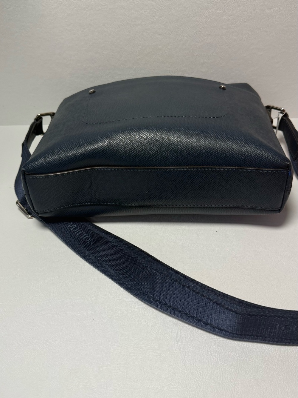 Louis Vuitton 2015 Navy Taiga Grigori Unisex Messenger Crossbody Bag - Picture 6 of 8
